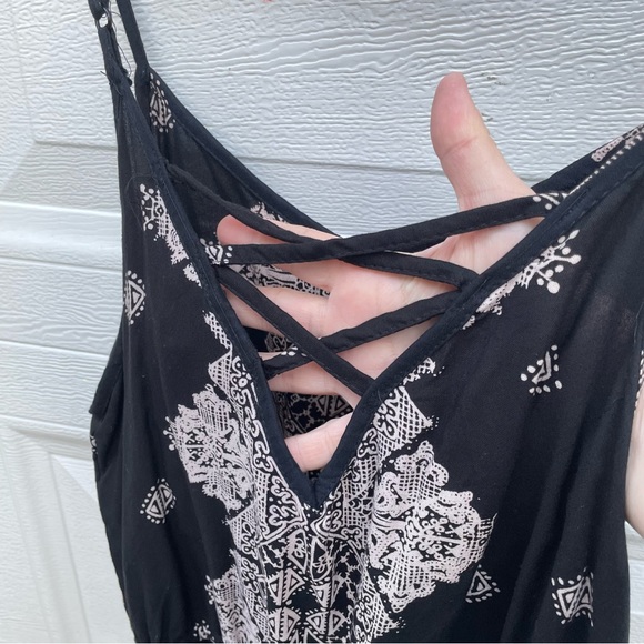 Angie woman’s romper black red and beige print. Pockets!! Adjustable straps - Picture 10 of 13